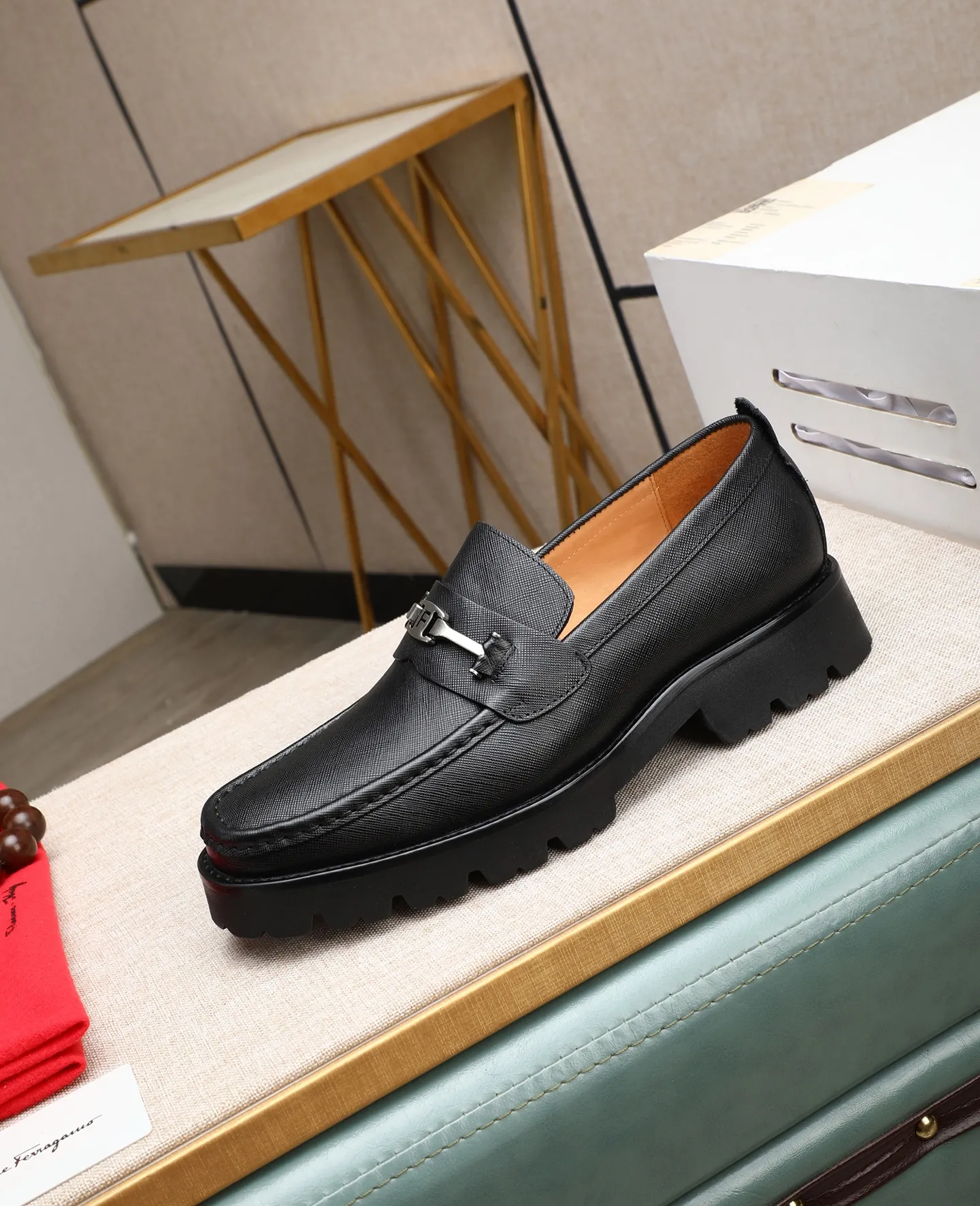 Men's shoes 💰500 📛📛(water-dyed cow lining) Salvatore Ferragamo high-end (Salvatore Ferragamo) is the top international luxury footwear brand. It comes from the fashion kingdom of Italy. It is famous all over the world for its traditional handmade design and novel styles...🚶🏻🚶🏻New suit shoes are available simultaneously at the counter. This model is purely handmade. The fabric is imported Italian calfskin➕soft water-dyed cowhide lining. Original authentic outsole🌀🌀Size: 38➖44.